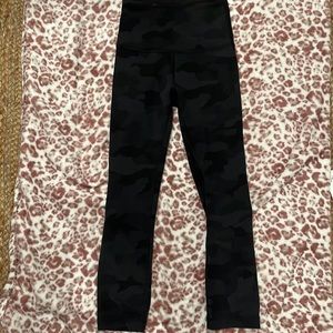 Lululemon wunder train HR crop 21” leggings! Camo in a size 2!